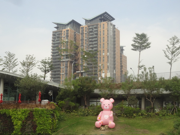 秋紅谷廣場：1021124[官本金文愛台灣]2013泰迪熊台中樂活嘉年華即將在台中秋紅谷廣場熊霸天下引爆熊熊的原力與可愛