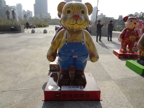 秋紅谷廣場：1021124[官本金文愛台灣]2013泰迪熊台中樂活嘉年華即將在台中秋紅谷廣場熊霸天下引爆熊熊的原力與可愛
