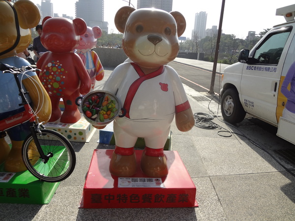 秋紅谷廣場：1021124[官本金文愛台灣]2013泰迪熊台中樂活嘉年華即將在台中秋紅谷廣場熊霸天下引爆熊熊的原力與可愛