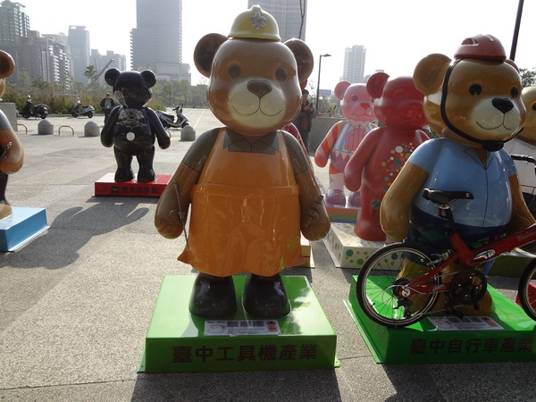 秋紅谷廣場：1021124[官本金文愛台灣]2013泰迪熊台中樂活嘉年華即將在台中秋紅谷廣場熊霸天下引爆熊熊的原力與可愛