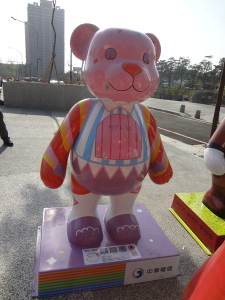 秋紅谷廣場：1021124[官本金文愛台灣]2013泰迪熊台中樂活嘉年華即將在台中秋紅谷廣場熊霸天下引爆熊熊的原力與可愛