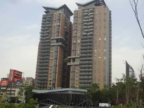 秋紅谷廣場：1021124[官本金文愛台灣]2013泰迪熊台中樂活嘉年華即將在台中秋紅谷廣場熊霸天下引爆熊熊的原力與可愛