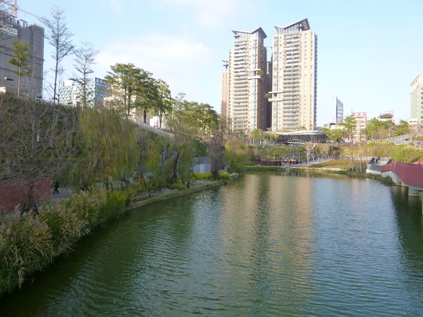 秋紅谷廣場：【台中】漫步台中綠森林－秋紅谷廣場