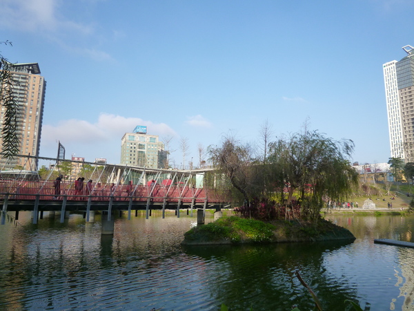 秋紅谷廣場：【台中】漫步台中綠森林－秋紅谷廣場