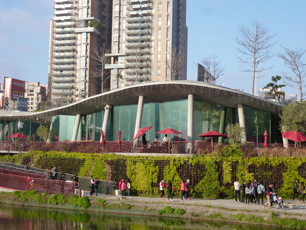 秋紅谷廣場：【台中】漫步台中綠森林－秋紅谷廣場