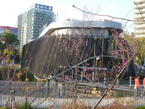 秋紅谷廣場：【台中】漫步台中綠森林－秋紅谷廣場