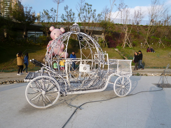 秋紅谷廣場：【台中】漫步台中綠森林－秋紅谷廣場