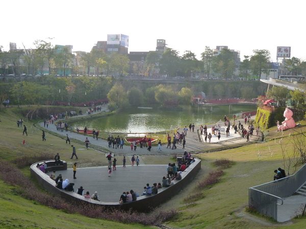 秋紅谷廣場：【台中】漫步台中綠森林－秋紅谷廣場