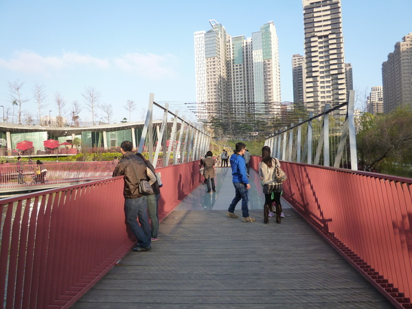 秋紅谷廣場：【台中】漫步台中綠森林－秋紅谷廣場