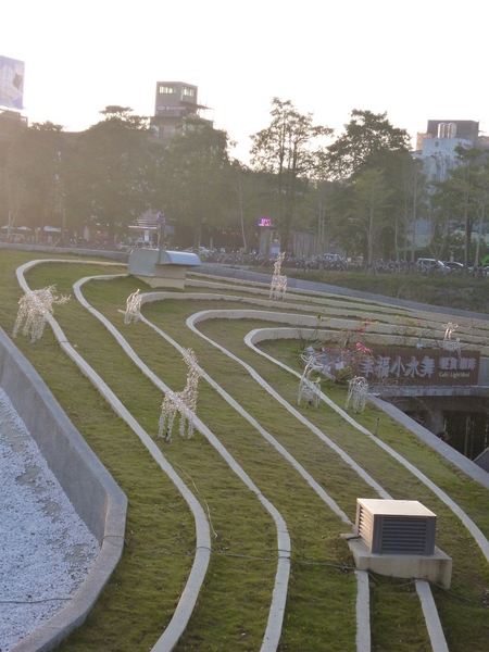 秋紅谷廣場：【台中】漫步台中綠森林－秋紅谷廣場