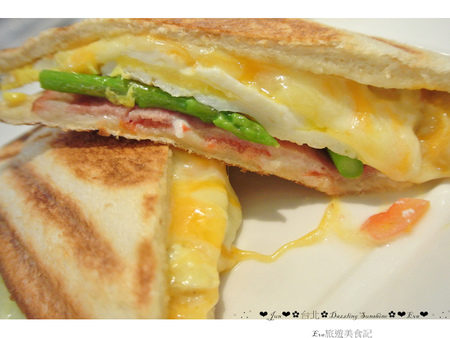 Dazzling Cafe Sunshine(3店)：【食記】oO。。台北　信義區　A11館　Dazzling Cafe SunShine　蜜糖吐司　義大利麵　燉飯　咖啡　輕食　三明治　奶油像瀑布一樣流潟而下的蜜糖吐司，讓人看了好想大口大口吃～oO。o○。　