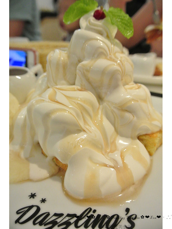 Dazzling Cafe Sunshine(3店)：【食記】oO。。台北　信義區　A11館　Dazzling Cafe SunShine　蜜糖吐司　義大利麵　燉飯　咖啡　輕食　三明治　奶油像瀑布一樣流潟而下的蜜糖吐司，讓人看了好想大口大口吃～oO。o○。　