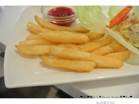 Dazzling Cafe Sunshine(3店)：【食記】oO。。台北　信義區　A11館　Dazzling Cafe SunShine　蜜糖吐司　義大利麵　燉飯　咖啡　輕食　三明治　奶油像瀑布一樣流潟而下的蜜糖吐司，讓人看了好想大口大口吃～oO。o○。　