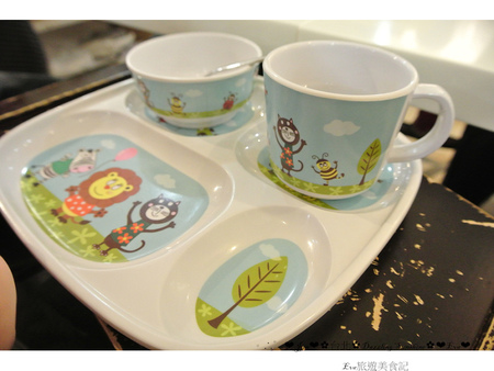 Dazzling Cafe Sunshine(3店)：【食記】oO。。台北　信義區　A11館　Dazzling Cafe SunShine　蜜糖吐司　義大利麵　燉飯　咖啡　輕食　三明治　奶油像瀑布一樣流潟而下的蜜糖吐司，讓人看了好想大口大口吃～oO。o○。　