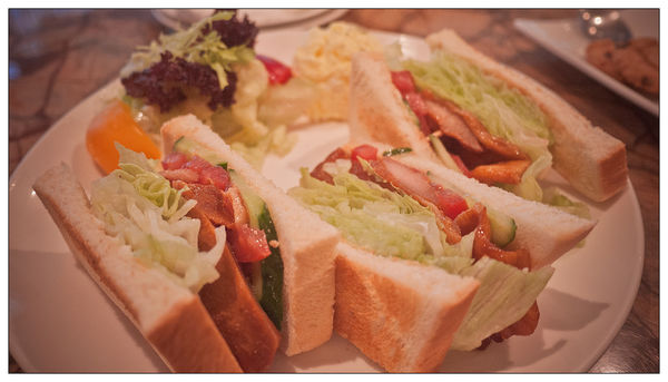 路燈咖啡 Light cafe:【食記】 台北 路燈咖啡_線條優美的公館微型咖啡廳