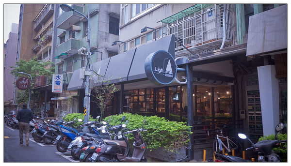 路燈咖啡 Light cafe:【食記】 台北 路燈咖啡_線條優美的公館微型咖啡廳