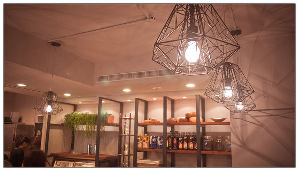 路燈咖啡 Light cafe:【食記】 台北 路燈咖啡_線條優美的公館微型咖啡廳