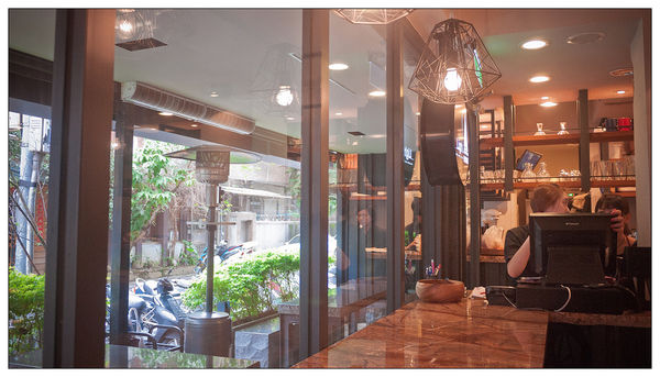 路燈咖啡 Light cafe:【食記】 台北 路燈咖啡_線條優美的公館微型咖啡廳