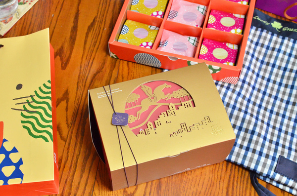 四月南風：『台中||西屯』連包裝都想收藏起來！-四月南風 中秋禮盒 “愛評體驗團”