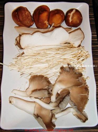 香辣天頂級麻辣鴛鴦鍋:「香辣天頂級麻辣鴛鴦鍋」香濃味美的牛奶味噌鍋~