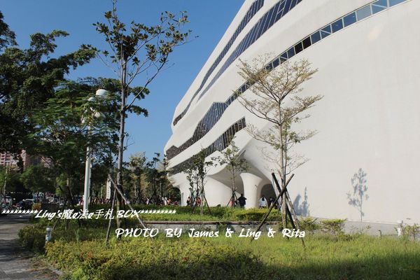 國立公共資訊圖書館National Library of Public Information:閱讀新視界.世界級的國立台中圖書館