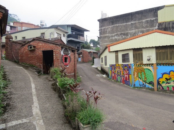 軟橋彩繪社區:簡樸中充滿歡樂塗鴨的【新竹竹東/軟橋彩繪社區】