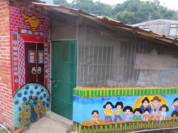 軟橋彩繪社區:簡樸中充滿歡樂塗鴨的【新竹竹東/軟橋彩繪社區】