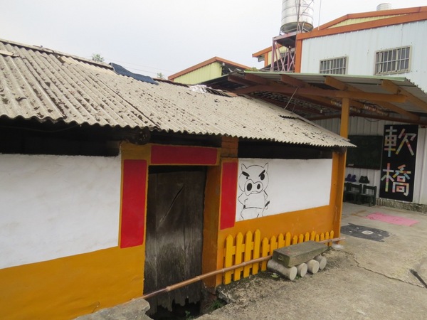 軟橋彩繪社區:簡樸中充滿歡樂塗鴨的【新竹竹東/軟橋彩繪社區】