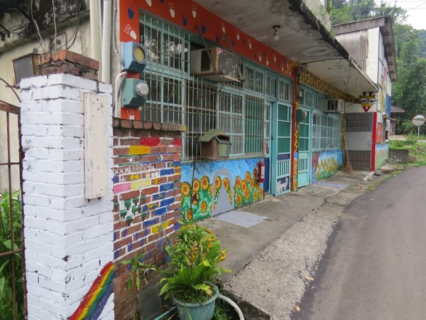 軟橋彩繪社區:簡樸中充滿歡樂塗鴨的【新竹竹東/軟橋彩繪社區】