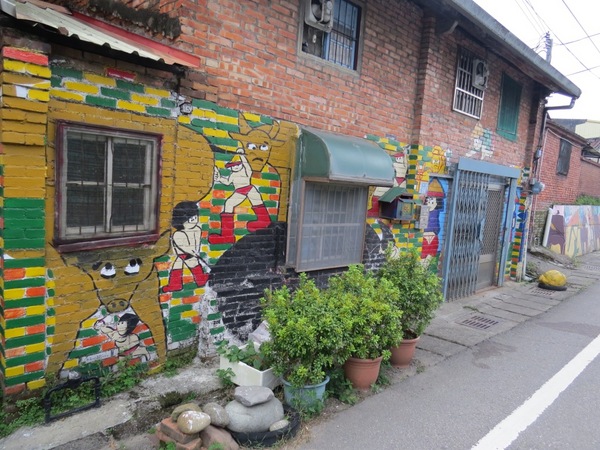 軟橋彩繪社區:簡樸中充滿歡樂塗鴨的【新竹竹東/軟橋彩繪社區】