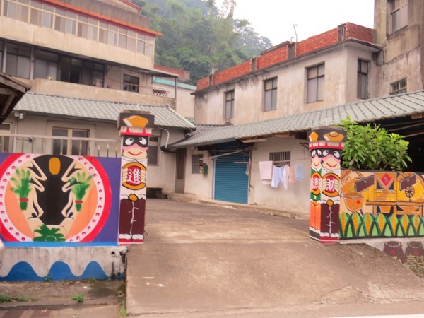 軟橋彩繪社區:簡樸中充滿歡樂塗鴨的【新竹竹東/軟橋彩繪社區】