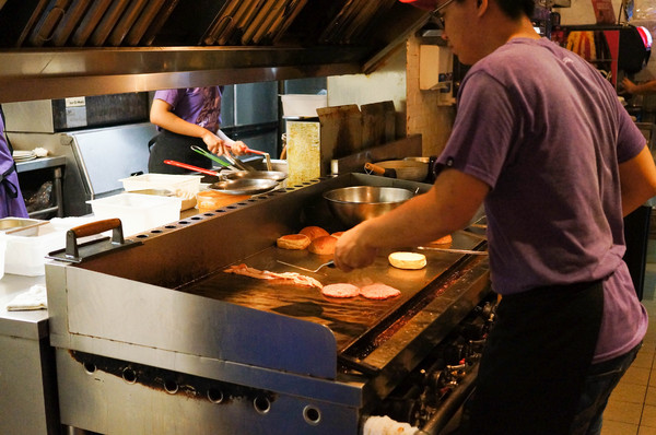 EVANS BURGER(師大店):(胖樺食記)師大路曾經極紅一時Evans Burger。大份量大滿足的美式餐點選擇眾多。