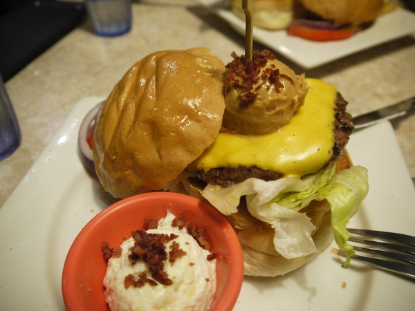 Bravo Burger發福廚房(公館店)：好吃的漢堡堡~