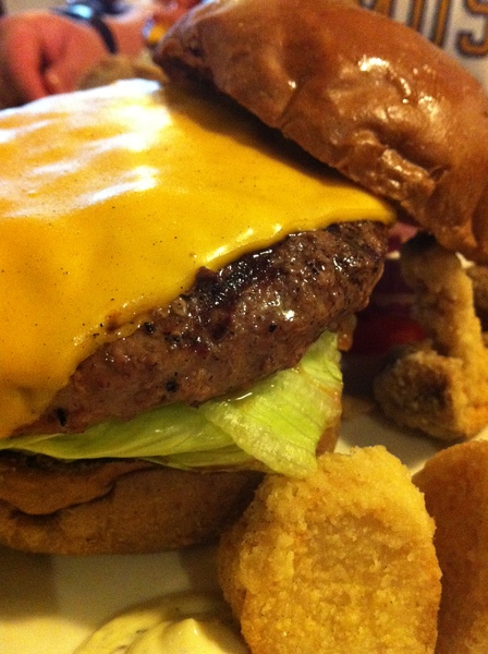 Bravo Burger發福廚房(公館店)：好吃的漢堡堡~