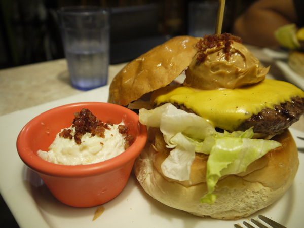 Bravo Burger發福廚房(公館店)：好吃的漢堡堡~