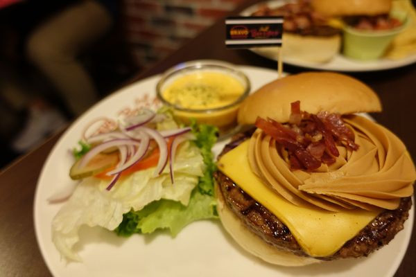 Bravo Burger發福廚房(公館店):(胖樺食記)以鹹甜交織花生醬牛肉漢堡闖出名號「Bravo Burger發福廚房」,道地美式活潑風格吸引年輕族群(內含完整菜單)