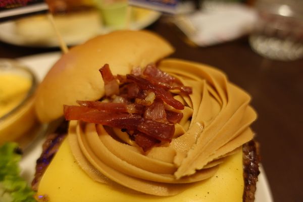 Bravo Burger發福廚房(公館店):(胖樺食記)以鹹甜交織花生醬牛肉漢堡闖出名號「Bravo Burger發福廚房」,道地美式活潑風格吸引年輕族群(內含完整菜單)