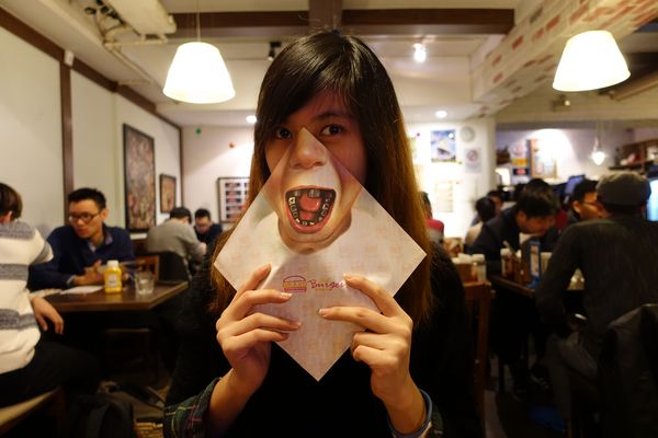 Bravo Burger發福廚房(公館店):(胖樺食記)以鹹甜交織花生醬牛肉漢堡闖出名號「Bravo Burger發福廚房」,道地美式活潑風格吸引年輕族群(內含完整菜單)