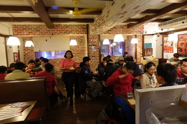 Bravo Burger發福廚房(公館店):(胖樺食記)以鹹甜交織花生醬牛肉漢堡闖出名號「Bravo Burger發福廚房」,道地美式活潑風格吸引年輕族群(內含完整菜單)