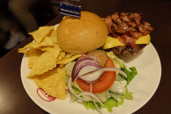 Bravo Burger發福廚房(公館店):(胖樺食記)以鹹甜交織花生醬牛肉漢堡闖出名號「Bravo Burger發福廚房」,道地美式活潑風格吸引年輕族群(內含完整菜單)