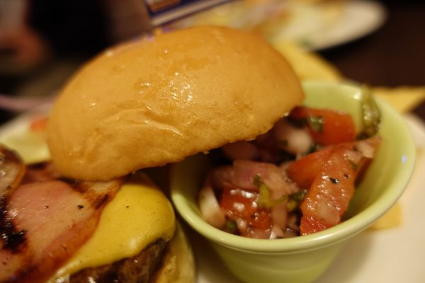 Bravo Burger發福廚房(公館店):(胖樺食記)以鹹甜交織花生醬牛肉漢堡闖出名號「Bravo Burger發福廚房」,道地美式活潑風格吸引年輕族群(內含完整菜單)