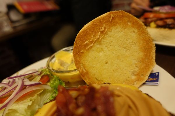 Bravo Burger發福廚房(公館店):(胖樺食記)以鹹甜交織花生醬牛肉漢堡闖出名號「Bravo Burger發福廚房」,道地美式活潑風格吸引年輕族群(內含完整菜單)