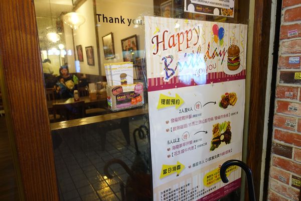 Bravo Burger發福廚房(公館店):(胖樺食記)以鹹甜交織花生醬牛肉漢堡闖出名號「Bravo Burger發福廚房」,道地美式活潑風格吸引年輕族群(內含完整菜單)
