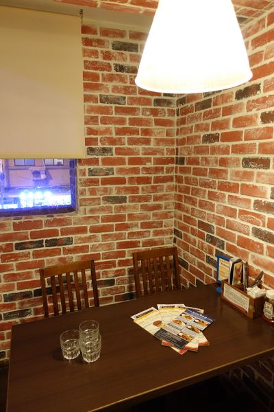 Bravo Burger發福廚房(公館店):(胖樺食記)以鹹甜交織花生醬牛肉漢堡闖出名號「Bravo Burger發福廚房」,道地美式活潑風格吸引年輕族群(內含完整菜單)