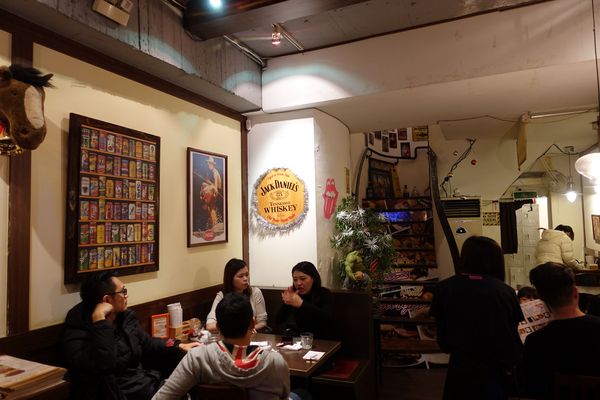 Bravo Burger發福廚房(公館店):(胖樺食記)以鹹甜交織花生醬牛肉漢堡闖出名號「Bravo Burger發福廚房」,道地美式活潑風格吸引年輕族群(內含完整菜單)