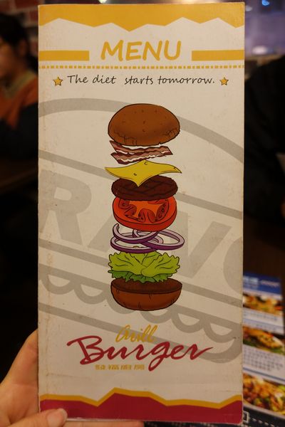 Bravo Burger發福廚房(公館店):(胖樺食記)以鹹甜交織花生醬牛肉漢堡闖出名號「Bravo Burger發福廚房」,道地美式活潑風格吸引年輕族群(內含完整菜單)