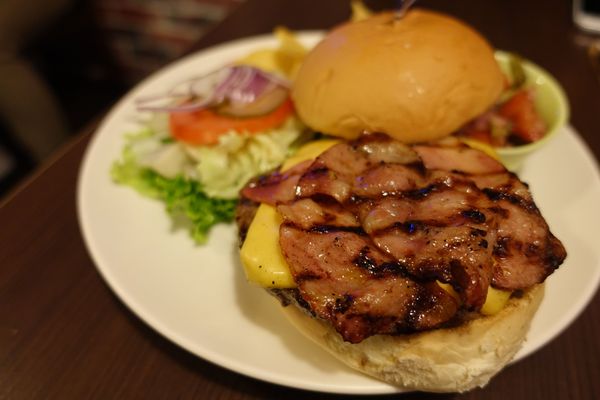 Bravo Burger發福廚房(公館店):(胖樺食記)以鹹甜交織花生醬牛肉漢堡闖出名號「Bravo Burger發福廚房」,道地美式活潑風格吸引年輕族群(內含完整菜單)