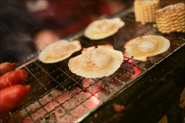 鑽木取火日式燒肉(新莊泰林店):轉吧~轉吧~火烤小三機!新奇烤具體驗、火鍋燒烤一次搞定【鑽木取火日式燒肉/新莊泰林店】