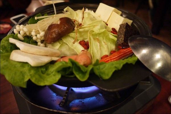 鑽木取火日式燒肉(新莊泰林店):轉吧~轉吧~火烤小三機!新奇烤具體驗、火鍋燒烤一次搞定【鑽木取火日式燒肉/新莊泰林店】