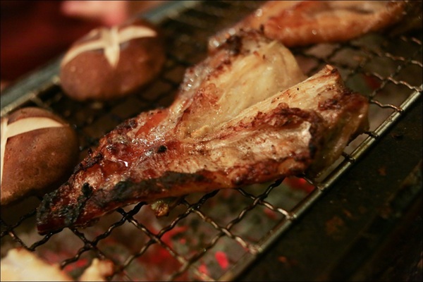 鑽木取火日式燒肉(新莊泰林店):轉吧~轉吧~火烤小三機!新奇烤具體驗、火鍋燒烤一次搞定【鑽木取火日式燒肉/新莊泰林店】